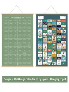 Dettaglio del poster da grattare delle 100 cose per coppie con ganci in legno