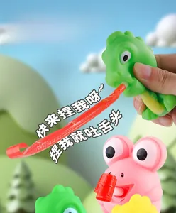 Détail d'un jouet dinosaure à presser sortant une langue de sifflet rouge.