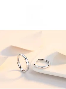 Vue détaillée de bagues de couple réglables en argent sterling S925 minimalistes sur plaque