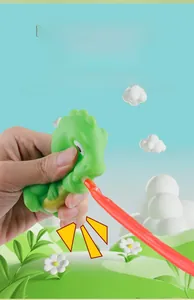 Vue détaillée d'un jouet dinosaure vert à presser avec langue extensible