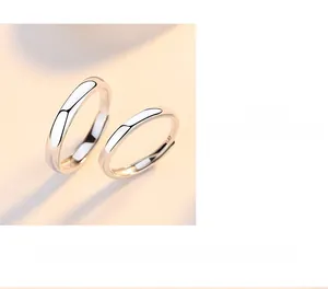 Gros plan détaillé de bagues de couple réglables en argent sterling S925 minimaliste