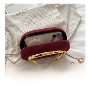 Detailansicht der Innenseite einer burgunderroten Wildleder-Abendtasche mit Kapazität.