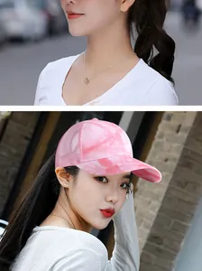 Dettaglio cappello baseball sfumato rosa con rete traspirante e foro per la coda