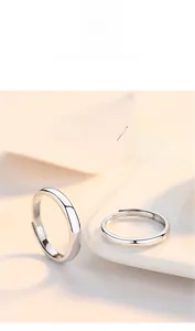 Vue détaillée des bagues réglables minimalistes en argent sterling S925.