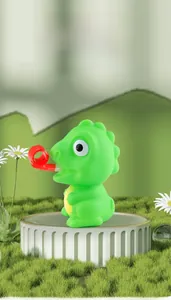 Jouet de compression dinosaure vert mignon avec langue sifflet rouge sur un piédestal