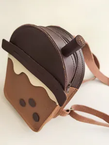 Detailansicht eines Kinderrucksacks aus PU-Leder in Form eines Mokka-Bubble-Teas