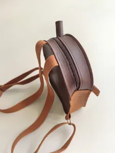 Seitenansicht des PU-Leder-Rucksacks in Form eines Mocha-Milchtee-Bechers.