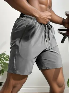 Detailansicht grauer schnelltrocknender Herren-Sportshorts mit Reißverschlusstasche und Glanz.