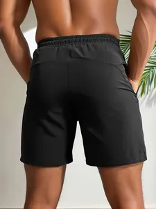 Rückansicht schwarzer schnelltrocknender Herren-Sportshorts für Laufen und Gym
