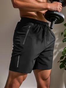 Detailansicht der schwarzen schnelltrocknenden Herren-Sportshorts mit seitlicher Tasche