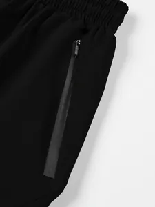 Detailaufnahme einer wasserdichten Reißverschlusstasche an schwarzen Sportshorts