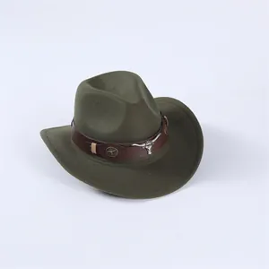 Vue détaillée de la décoration tête de taureau argentée et de la bande en cuir sur chapeau