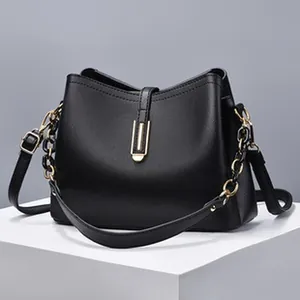 Elegante borsa a tracolla in ecopelle nera con finiture dorate e dettaglio catena