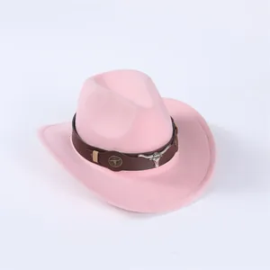 Vue détaillée d'un chapeau de cowboy en feutre rose avec ornement tête de taureau argentée.