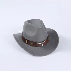 Gros plan d'un chapeau de cowboy en feutre gris avec accessoire en tête de taureau.