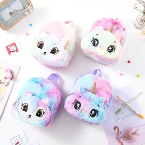Varios mochilas de peluche de unicornio y gato en colores suaves con efecto tie-dye.