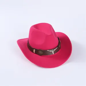 Chapeau de cowboy rose vif avec bandeau marron et accessoire tête de taureau argentée