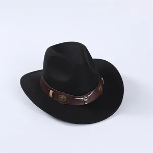 Chapeau de cow-boy noir en feutre avec bande en cuir marron et tête de taureau.