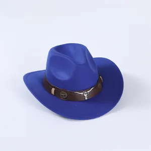 Vue détaillée d'un chapeau de cowboy en feutre bleu avec bande marron et tête de taureau.