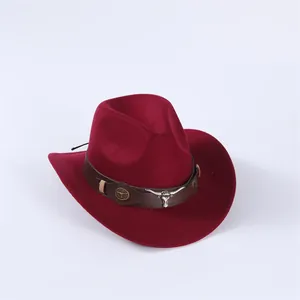 Vue détaillée d'un chapeau de cowboy bordeaux avec ornement de tête de taureau en argent