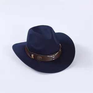Détail d'un chapeau de cow-boy en feutre bleu marine avec ornement tête de taureau argentée