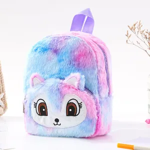Primer plano detallado de una mochila de peluche colorida con una linda cara de animalito.