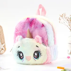 Detalle de una linda mochila de unicornio de peluche colorida con ojos de estrella bordados