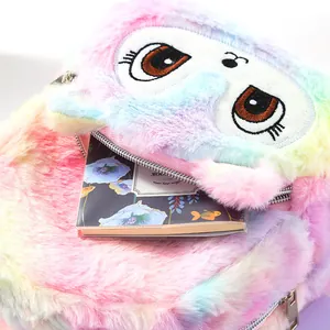 Primer plano de la mochila de unicornio de peluche arcoíris con textura suave.