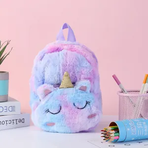 Primer plano de una mochila de unicornio de peluche con piel degradada en morado y azul.