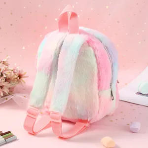 Vista trasera detallada de mochila de felpa colorida con correas ajustables suaves
