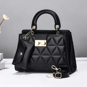Elegante borsa trapuntata nera con manico superiore e mini pochette coordinata.