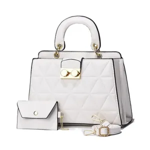 Elegante set di borse trapuntate bianche con hardware dorato e piccola pochette abbinata da donna