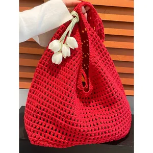 Sac fourre-tout au crochet rouge vif avec motif ajouré et fleur décorative