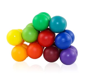 Vista dettagliata di palline puzzle antistress colorate e trasformabili su sfondo bianco