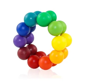 Primo piano di un giocattolo antistress circolare dai colori dell'arcobaleno opaco