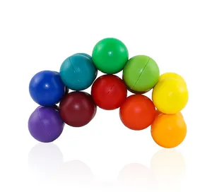 Vista macro dettagliata di palline antistress colorate incastrate che formano un arco