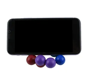 Giocattolo sensoriale con perline colorate usato come supporto per smartphone
