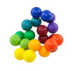 Vista macro di perline colorate antistress a incastro con finitura in plastica liscia