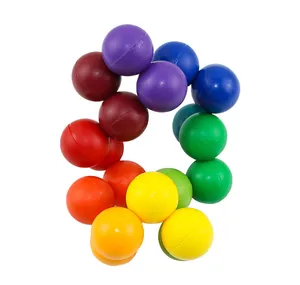 Primo piano dettagliato di perline antistress colorate e intrecciate in un cerchio unico