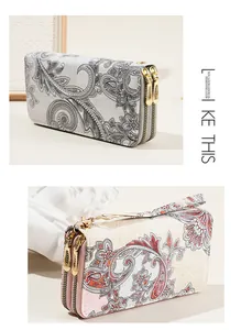 Λεπτομέρεια μακρύ πορτοφόλι με σχέδιο λαχούρι, διπλό φερμουάρ και λουράκι καρπού