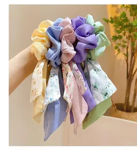 Chouchous à fleurs avec longs rubans pour accessoires de coiffure élégants et doux.