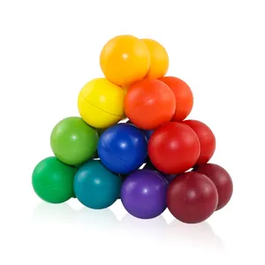 Giocattolo con perle magiche colorate antistress impilate a piramide su sfondo bianco.