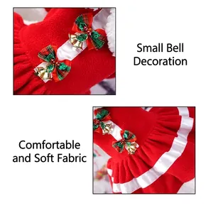 Vestito natalizio per cani in pile rosso con campanellini festivi e fiocchi.