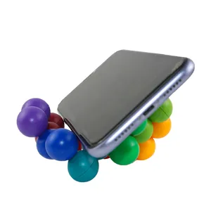 Gioco fidget colorato con perline trasformabili usato come supporto per smartphone su bianco