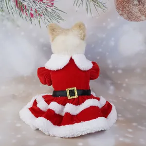 Dettaglio posteriore dell'abito natalizio in pile per cani con bordo in morbido peluche