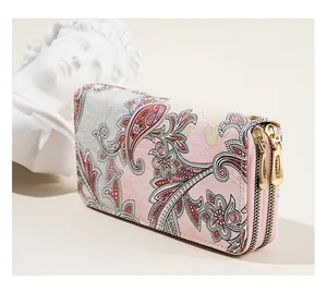 Λεπτομέρεια vintage πορτοφολιού με σχέδιο paisley και διπλό χρυσό φερμουάρ