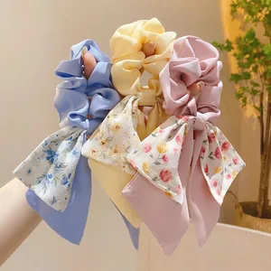 Chouchous élégants avec nœuds floraux en bleu, jaune et rose pour coiffures féeriques