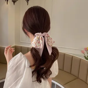 Chouchou élégant avec nœud floral et longs rubans pour femmes, style féerique.