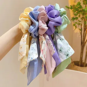 Chouchous à fleurs pastel avec de longs rubans pour un look de coiffure romantique