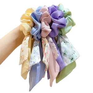 Bel ensemble de chouchous floraux colorés avec de longs rubans en soie pour la coiffure femme